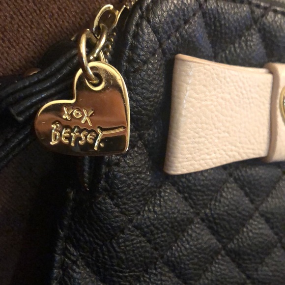 Betsy Johnson hand bag 🖤 - Picture 3 of 6